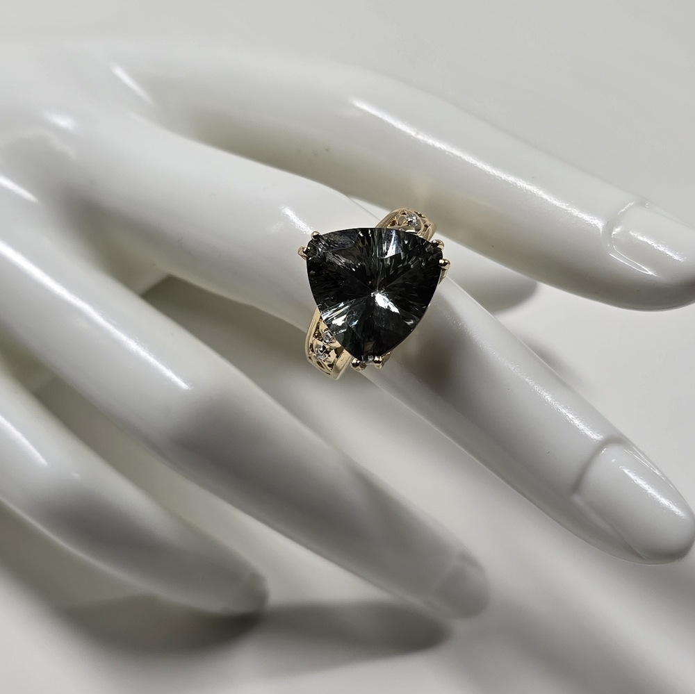 Watch Video / 10K Gold Elegant Praisolite High Profile Ring